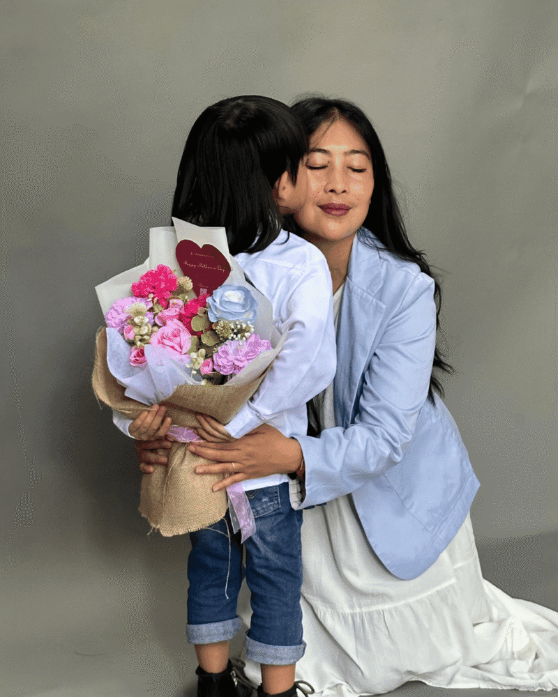 Loving Blooma (MEDIUM)